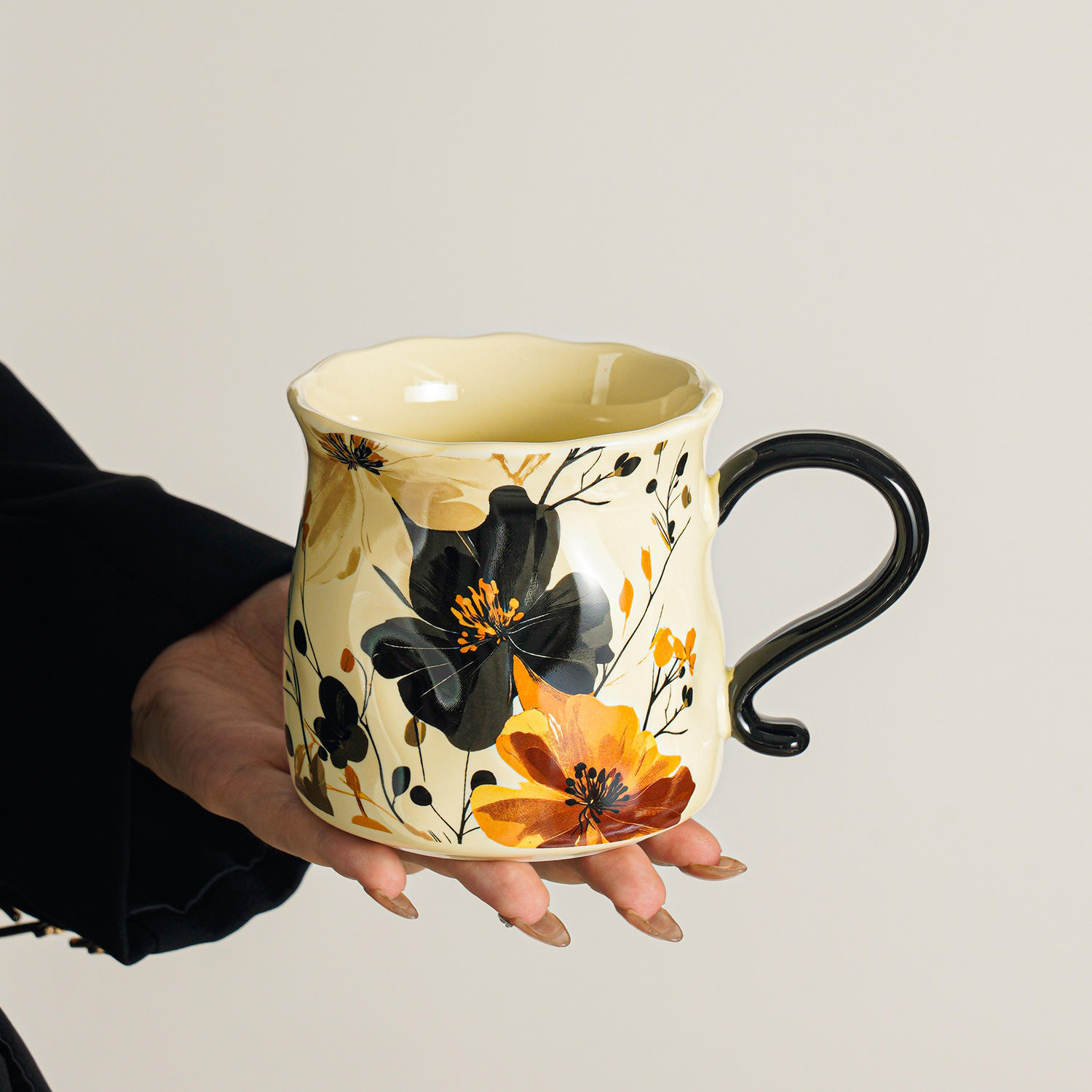 Taza de barriga grande de mediana edad, flores y sombras de tinta.