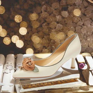 Sandales à talons D'Orsay en cuir véritable respirant et léger pour femmes, élégantes et luxueuses, à bout pointu orné de fleurs, personnalisables - Product Image 2