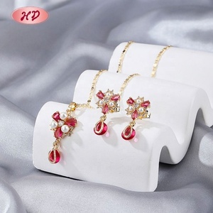 Collection de bijoux en laiton plaqué or 18 carats avec perles et fleurs pour femmes, vente en gros, boucles d'oreilles et collier - Product Image 1