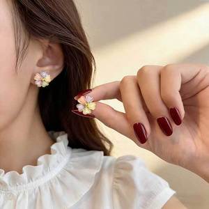 Boucles d'oreilles clous en résine acrylique multicolores à pétales, collection Printemps-Été, motif floral frais, luxe léger, haut de gamme, éthérées et délicieuses - Product Image 1