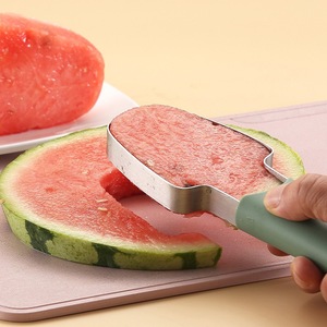 Coupe-pastèque avec <span class=keywords><strong>fourchette</strong></span>, couteau à fruits 3-en-1 pour tranches et dés, outil de cuisine portable pour les fêtes estivales et les barbecues - Product Image 2