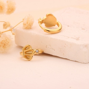 Boucles d'oreilles créoles couronne en acier inoxydable de qualité supérieure pour femmes, plaquées or 18 carats avec zircon, style tendance, cadeaux de fêtes, vente en gros - Product Image 3