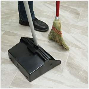 Balai de nettoyage/ménage Boardwalk 951TEA de 39 pouces avec poils en fibre de maïs et manche en bois rouge/jaune pour usage domestique - Product Image 2