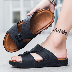 Chaussons en PU tendance pour hommes, légers, à semelle épaisse, amortissants, doux, respirants, confortables, avec semelle intérieure en PU imperméable pour l'hiver - Product Image 1