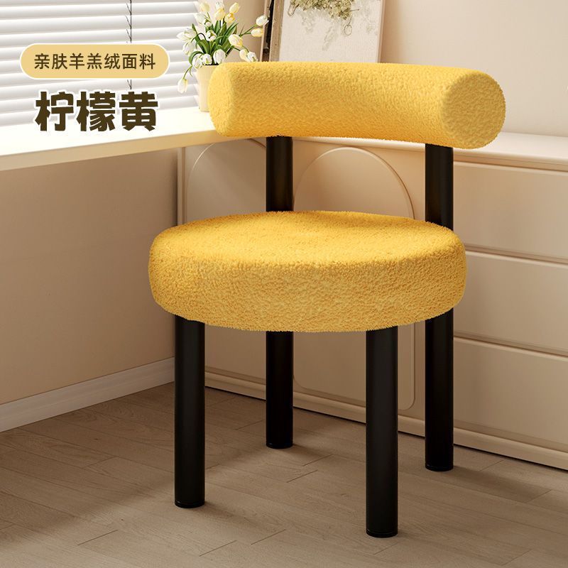 Laine d'agneau jaune (pieds de chaise noirs)