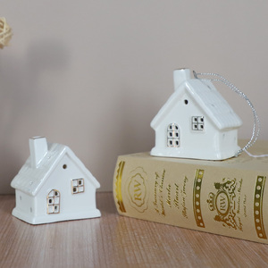 Cordless LED Ceramic Village Building scena <span class=keywords><strong>natalizia</strong></span> personalizzata villaggio vacanze in miniatura piccole case in ceramica appese in vendita - Product Image 3