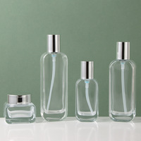 En stock : Ensemble de flacons cosmétiques en verre transparent avec pompe à lotion et pot à crème pour le visage, emballage estampé or pour les soins de la peau