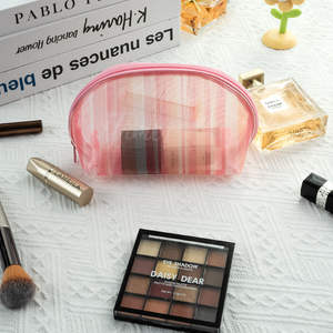 Sac de rangement personnalisé portable de voyage à rayures rose Sac de maquillage en maille en forme de coquille demi-ronde transparent pour lavage de natation - Product Image 4