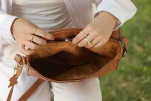 Sac bandoulière classique en cuir pour homme, sac polyvalent et tendance pour le bureau, les voyages ou les sorties décontractées, fabriqué en cuir souple de haute qualité - Product Image 4