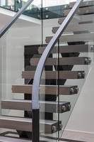 Escalier flottant préfabriqué moderne en acier au carbone à poutre unique avec marches en bois de hêtre/chêne – Conception d'escalier intérieur pour maisons