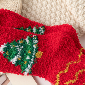 Chaussettes en polaire corail rouge pour femme - Chaussettes épaisses et chaudes en peluche mi-mollet pour la maison, le sommeil et le sol, idéales comme cadeau de Noël pour l'hiver - Product Image 5