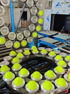 Machine de moulage rotatif entièrement automatique pour la fabrication de balles de pickleball, équipement professionnel pour la fabrication de jouets sportifs - Product Image 5