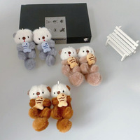 Porte-clés en peluche mignon en forme de loutre tenant une poisson, petit pendentif de sac en forme de loutre marine, mini-breloque en peluche en forme de chien de mer