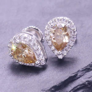 Pendientes de Silicona con Diseño de Pera de 1 Quilate, Chapados en Oro y Plata, con Acabado Brillante Amarillo - Product Image 3