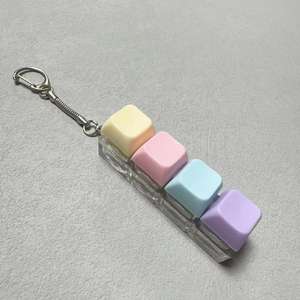 Llavero con colgante de teclado de 4 teclas, juguete pequeño de plástico tipo macaron con botón de descompresión para aliviar el estrés con el dedo - Product Image 3