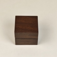 Boîte à bijoux en bois plaqué foncé avec doublure en microfibre, logo personnalisé, boîte de rangement carrée de luxe pour bagues, idéale pour mariage, fiançailles, demande en mariage, cadeau