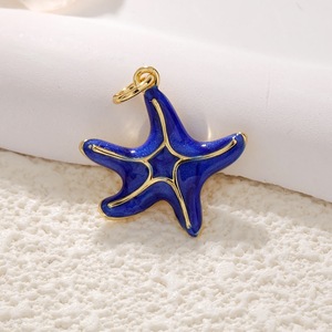 Ciondoli marini cristiani in ottone P105 placcati oro 18K con intarsi di zirconi colorati: pesce, tartaruga, stella marina, coda di balena - Product Image 6