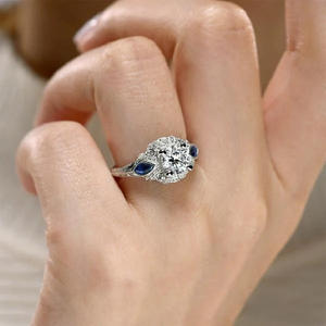 Anello di Fidanzamento Q985 per Donna in Oro Bianco con Diamante e Zaffiro Laterale, Taglio Brillante Rotondo, Colore D Naturale - Product Image 3