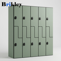 Armoire de vestiaire Brikley en stratifié compact phénolique HPL, résistante au feu, durable et imperméable, idéale pour les gymnases.