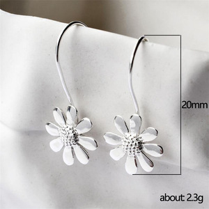 Orecchini a Gancio con Fiore Margherita per Donne, Orecchini Pendenti Floreali, Gioielli per Orecchie alla Moda - Product Image 5