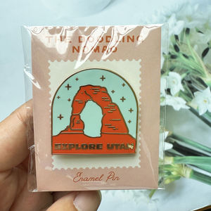 Produsen Pembuat Pin Enamel Logam Koleksi Hadiah Kustom Lucu Kawaii Berlapis Cat Logam dengan Logo Sekolah - Product Image 6