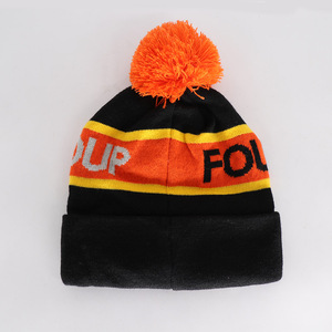 Gorro de Invierno con Borlas y Rayas Jacquard para Marca Corporativa, Ideal para Uniformes Industriales y Ropa de Trabajo - Product Image 2