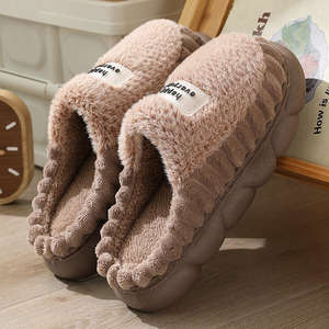 Vente en gros de pantoufles pour hommes à semelle en PVC et doublure en peluche - Product Image 4