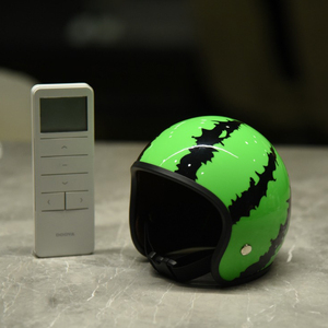 Piccolo animale domestico gatto e cane mezza faccia orso casco giocattolo Mini ABS materiale moto modello per i proprietari di cani e gatti - Product Image 1