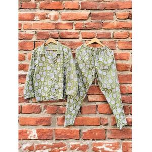 Ensemble de pyjama en coton imprimé à la main au design ethnique pour femmes, vêtements de nuit confortables faits à la main, tissu en coton doux - Product Image 1