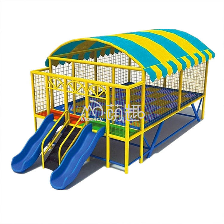 Trampolín al aire libre con la diapositiva