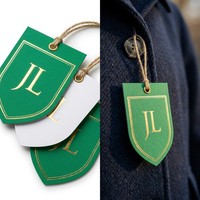 Étiquette de vêtement personnalisée en forme de bouclier avec dorure à chaud, en papier vert émeraude, avec corde en chanvre et œillet en laiton pour marque de mode de luxe