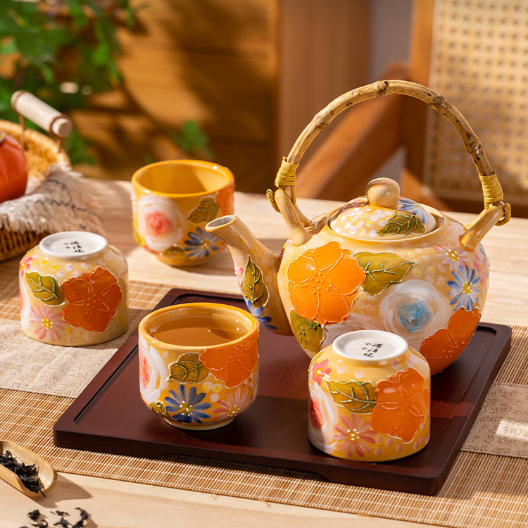 Una tetera con 4 tazas.