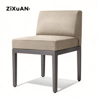 Ensemble de mobilier d'extérieur pour hôtel, jardin, piscine, fauteuils en teck, table et chaises de restaurant nordique, canapés de bistrot de luxe