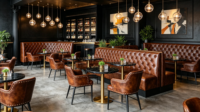 Tables et chaises de restaurant en bois et cuir microfibre de style industriel de Foshan pour salles privées et espaces privés (vente en gros)