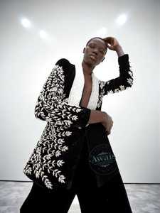 Blazer élégant en velours tissé à manches longues pour femmes avec une coupe ajustée, adapté pour le bureau, les occasions formelles et les soirées, fournisseur indien - Product Image 4