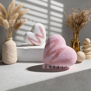 Bombe de bain en forme de cœur rose et blanche avec motif W, cadeau romantique pour le bain - Product Image 1