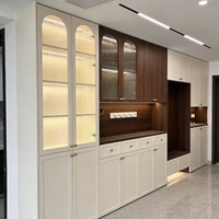 Buffet moderne de luxe vert clair, station de bar à café, armoire à vin en bois, meuble de rangement avec porte en pierre de quartz pour salle à manger