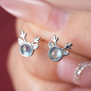 Orecchini a perno mini a forma di cervo da donna, design natalizio, look trasparente, per uso quotidiano, regalo per feste, accessori - Product Image 2