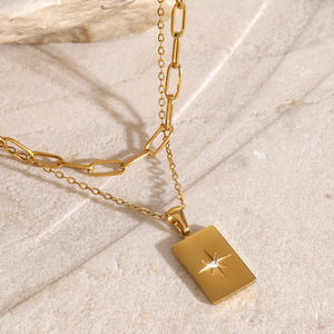 Collier à double chaîne avec pendentif carré en or, serti de diamants en forme d'étoile, design géométrique minimaliste - Product Image 3