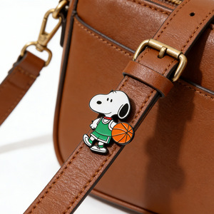 WOWEI Broche en alliage Snoopy <span class=keywords><strong>Beagle</strong></span> Chien <span class=keywords><strong>Blanc</strong></span>, plaqué zinc <span class=keywords><strong>noir</strong></span>, gaufré, personnalisé, pour décoration intérieure <span class=keywords><strong>et</strong></span> artisanat - Product Image 6
