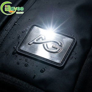 Etiquetas en Relieve Plateadas Cromadas Lavables con Textura Metálica Cepillada y Dimensionalidad 3D Superior para Bolsas de Ropa - Product Image 1