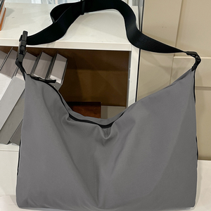 Nouveauté 2025 : Sac en nylon élégant résistant à l'eau, couleur unie, style rétro décontracté, léger, sac à bandoulière - Product Image 1
