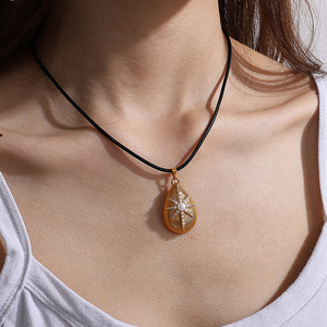 สร้อยคอรูปดาวหยดน้ำประดับเพชรสำหรับผู้หญิง ดีไซน์มุกเจียระไน ทำจากไทเทเนียมสตีล เหมาะสำหรับงานปาร์ตี้ ดีไซน์ไม่สมมาตร - Product Image 4