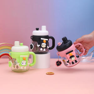 แก้วน้ำพลาสติกพกพาพร้อมหลอดดูด ลายการ์ตูนน่ารักสำหรับเด็ก มีหูจับ ขนาด 700 มล. แก้วน้ำพลาสติกสองชั้นลายตุ๊กตา - Product Image 2