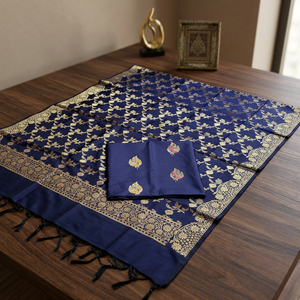 Traje de tres piezas de seda Katan tejida, adornado con bordados Zari y Meena, para celebraciones festivas elegantes y bodas. - Product Image 1