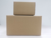 Boîte en carton ondulé recyclé sur mesure avec poignée robuste, design robuste, emballage cadeau écologique et sécurisé
