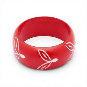 Brazalete de Resina Tallada Roja de Moda, Diseño Elegante Multicolor con Patrón Floral Blanco, Forma Redonda, Joyería Hecha a Mano - Product Image 1