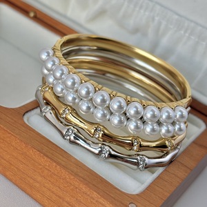 Pulsera de Moda con Diseño de Perlas en Espiral, Acero Inoxidable, Completamente Adornada con Diamantes, Diseño Cuadrado de Bambú - Product Image 3