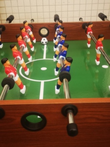 Mesa de Futbolín Profesional de Madera - Juego de Futbolín Clásico para el Hogar, Bares y Fiestas - Product Image 4