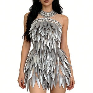 เดรสสั้นประดับขนนกสำหรับผู้หญิง - เดรสปาร์ตี้รัดรูปผ้าตาข่ายซีทรูประดับคริสตัลที่คอ  แฟชั่นชุดราตรี - Product Image 4